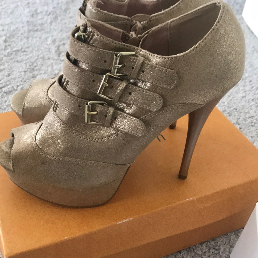 not worn just a little color is smeared at the front of one shoe